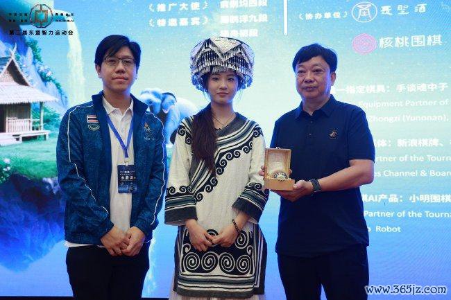 开幕式上,泰国领队Napat Itchayavanich赠礼东盟棋院
